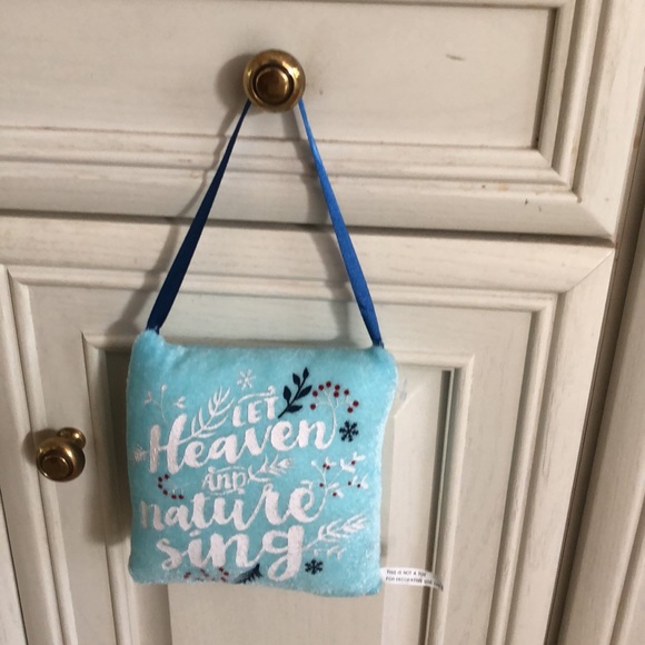 2 Christmas themed soft decorative hanging pillows - Picture 15 of 16